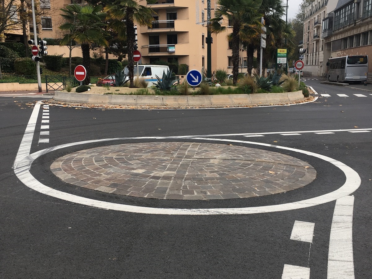 Pose d'un rond-point préfabriqué de 4m de diamètre à Saint Maurice(94)